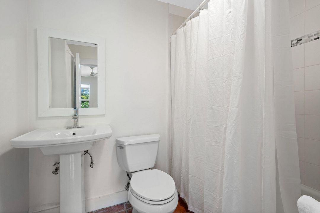 出租: $15,000 (5 贝兹, 4 浴室, 2462 平方英尺)