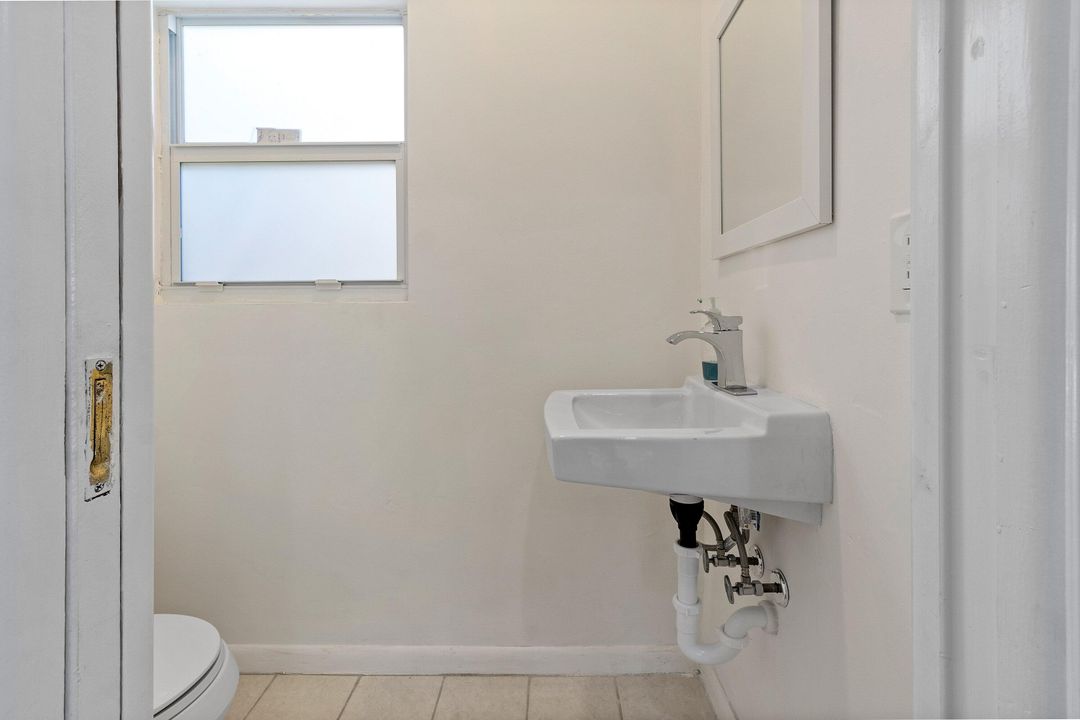 出租: $15,000 (5 贝兹, 4 浴室, 2462 平方英尺)