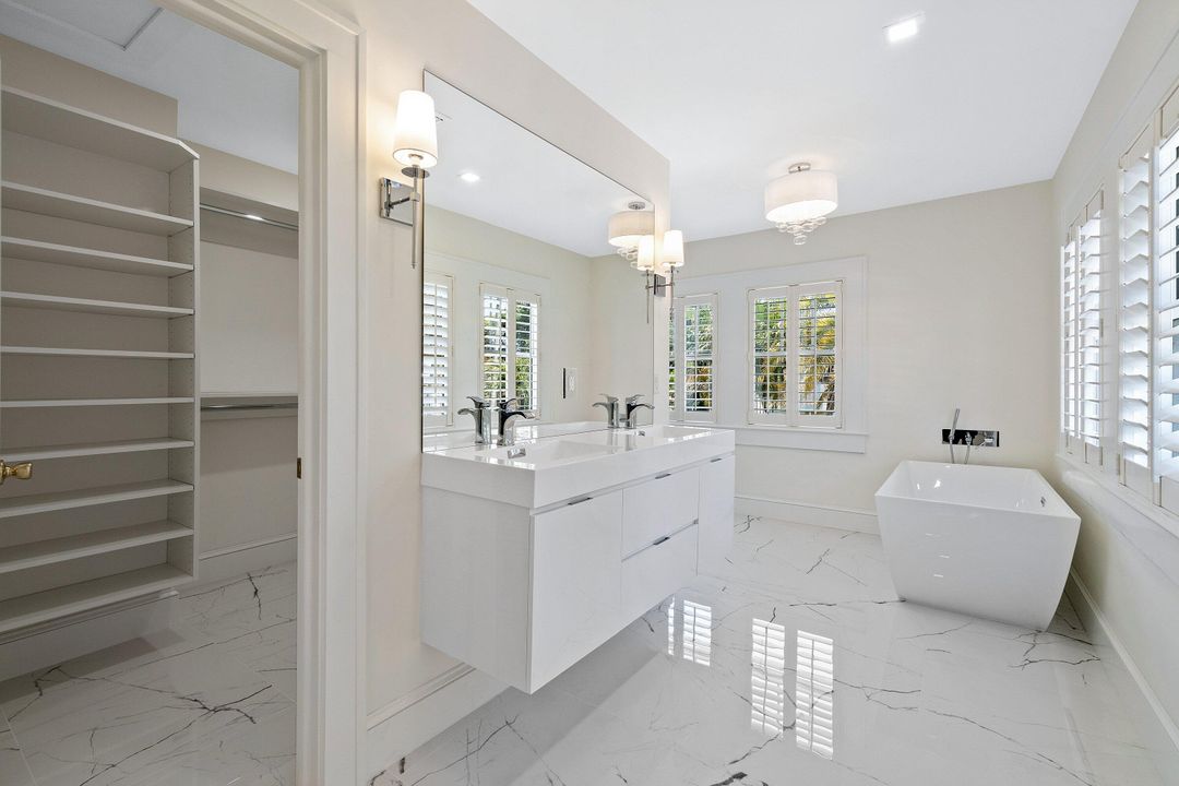 出租: $15,000 (5 贝兹, 4 浴室, 2462 平方英尺)