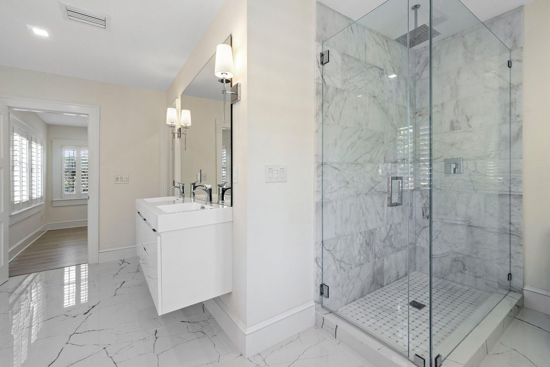 出租: $15,000 (5 贝兹, 4 浴室, 2462 平方英尺)