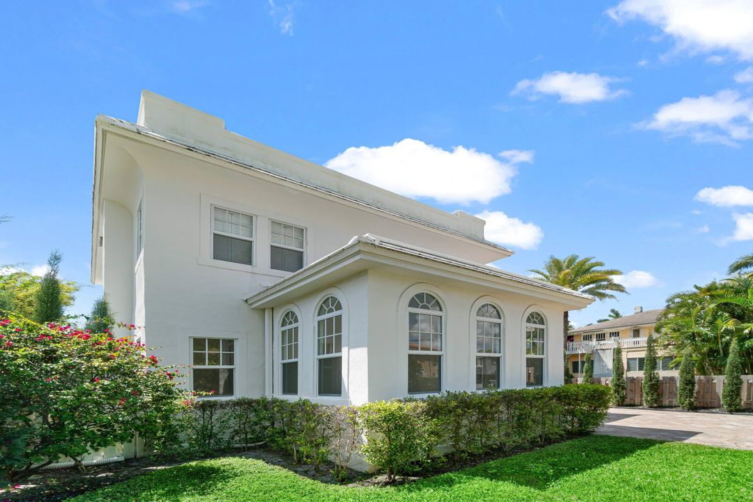 出租: $15,000 (5 贝兹, 4 浴室, 2462 平方英尺)