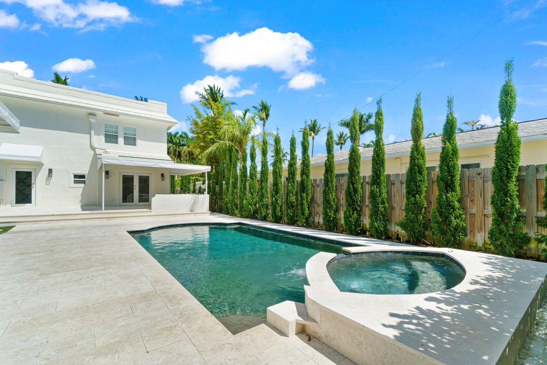 出租: $15,000 (5 贝兹, 4 浴室, 2462 平方英尺)