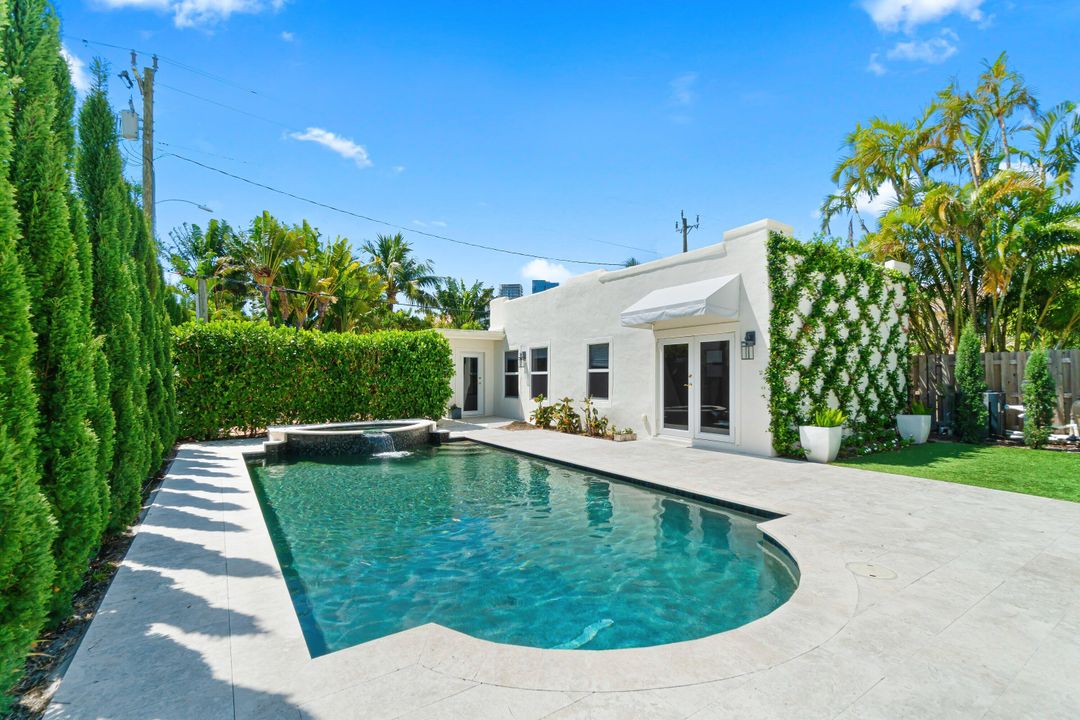 出租: $15,000 (5 贝兹, 4 浴室, 2462 平方英尺)