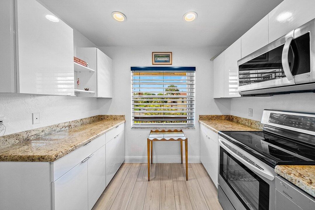 For Sale: $319,000 (2 beds, 2 baths, 1411 Square Feet)