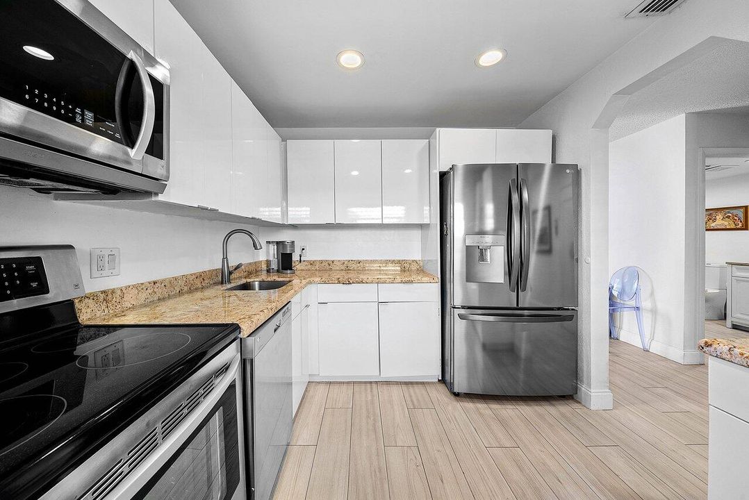 For Sale: $319,000 (2 beds, 2 baths, 1411 Square Feet)