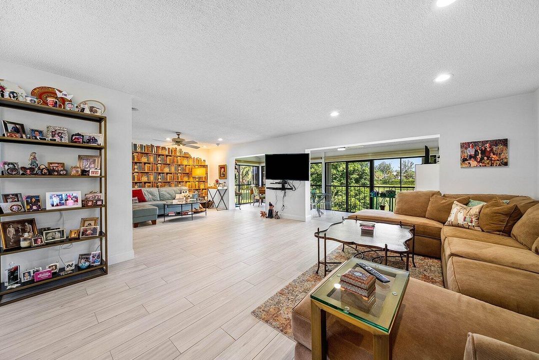 For Sale: $319,000 (2 beds, 2 baths, 1411 Square Feet)