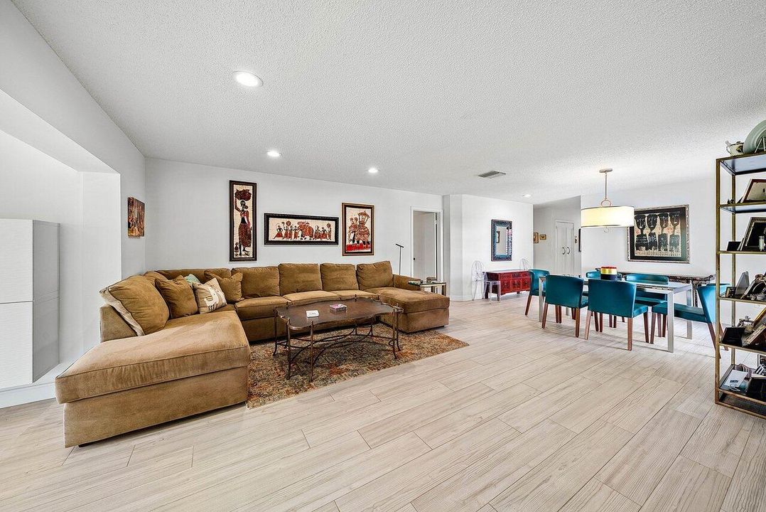 For Sale: $319,000 (2 beds, 2 baths, 1411 Square Feet)