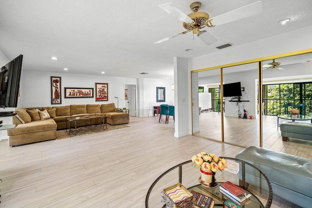 For Sale: $319,000 (2 beds, 2 baths, 1411 Square Feet)