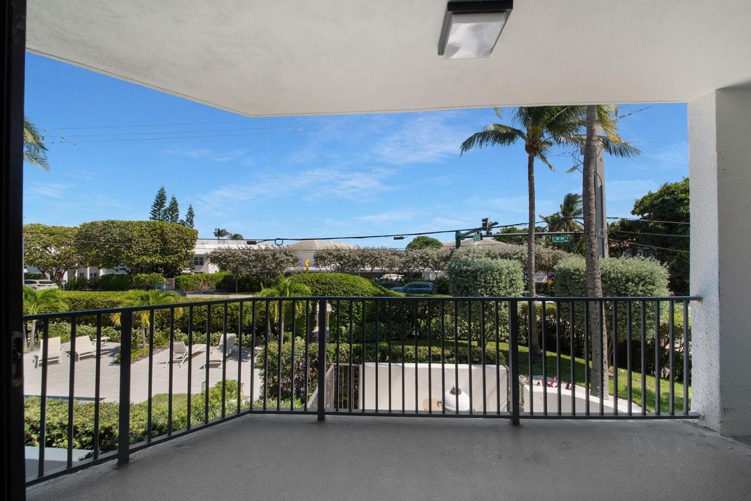 For Sale: $1,899,000 (3 beds, 2 baths, 1950 Square Feet)