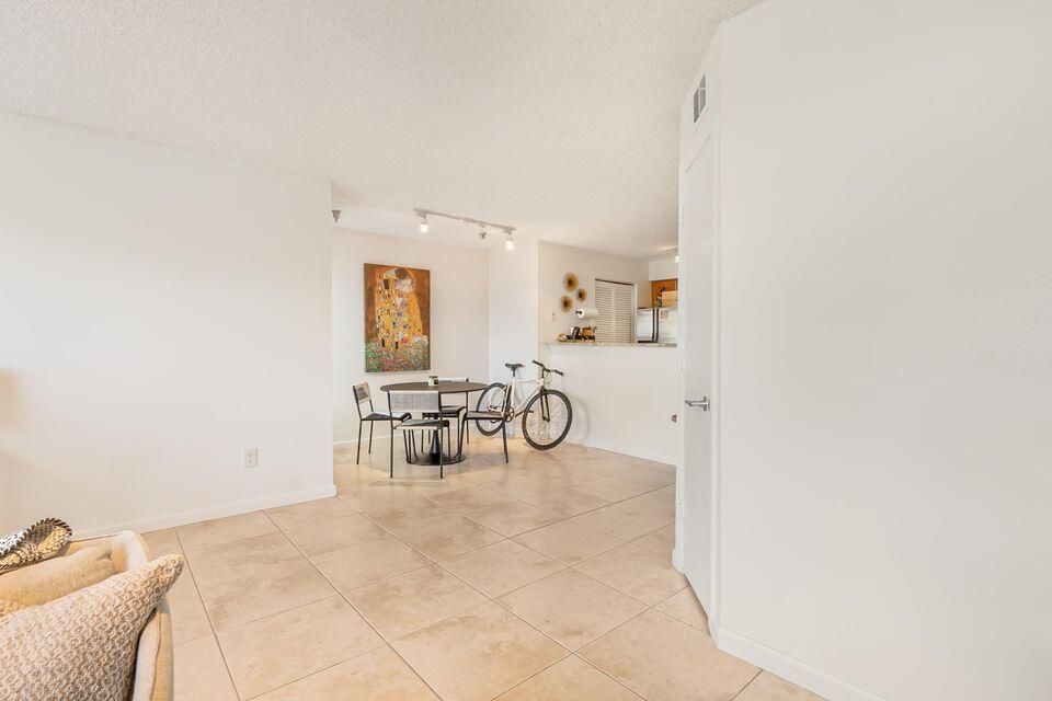 For Sale: $239,999 (1 beds, 1 baths, 696 Square Feet)