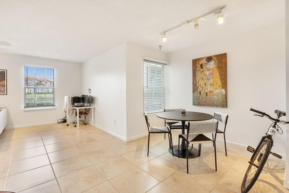 For Sale: $239,999 (1 beds, 1 baths, 696 Square Feet)