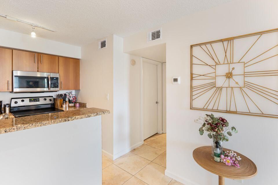 For Sale: $239,999 (1 beds, 1 baths, 696 Square Feet)