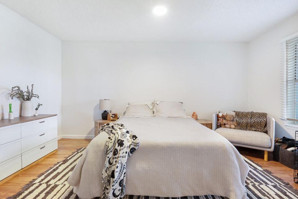 For Sale: $239,999 (1 beds, 1 baths, 696 Square Feet)