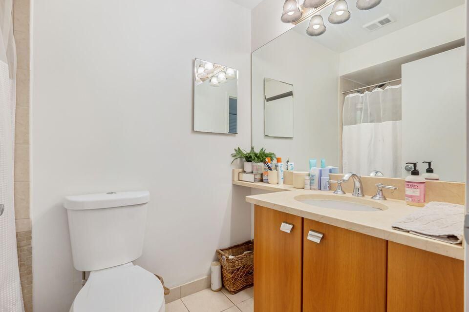 For Sale: $239,999 (1 beds, 1 baths, 696 Square Feet)