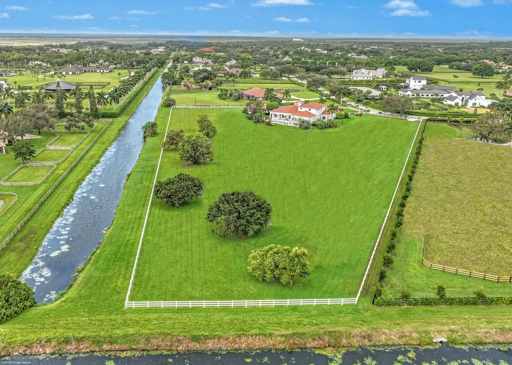 合同活跃: $4,350,000 (4 贝兹, 5 浴室, 8401 平方英尺)