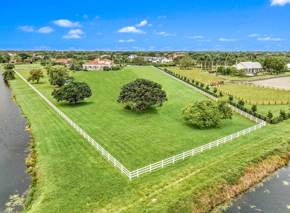 合同活跃: $4,350,000 (4 贝兹, 5 浴室, 8401 平方英尺)