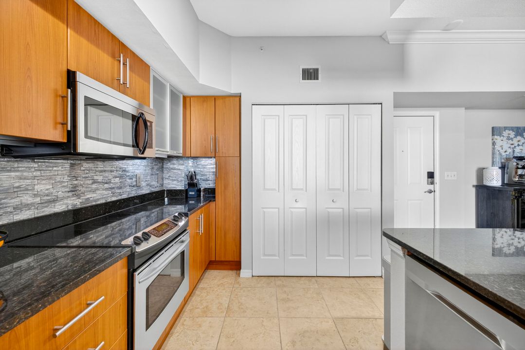 Active With Contract: $535,000 (2 beds, 2 baths, 1114 Square Feet)