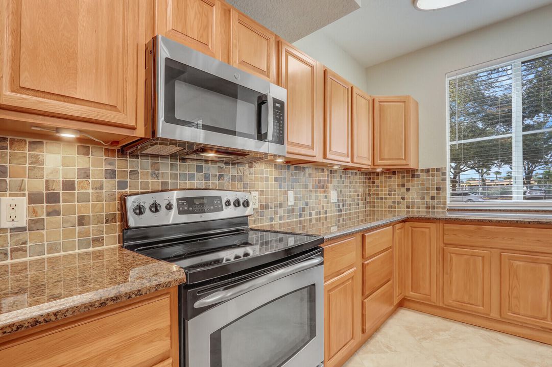 Под контрактом: $3,000 (3 спален, 2 ванн, 1454 Квадратных фут)