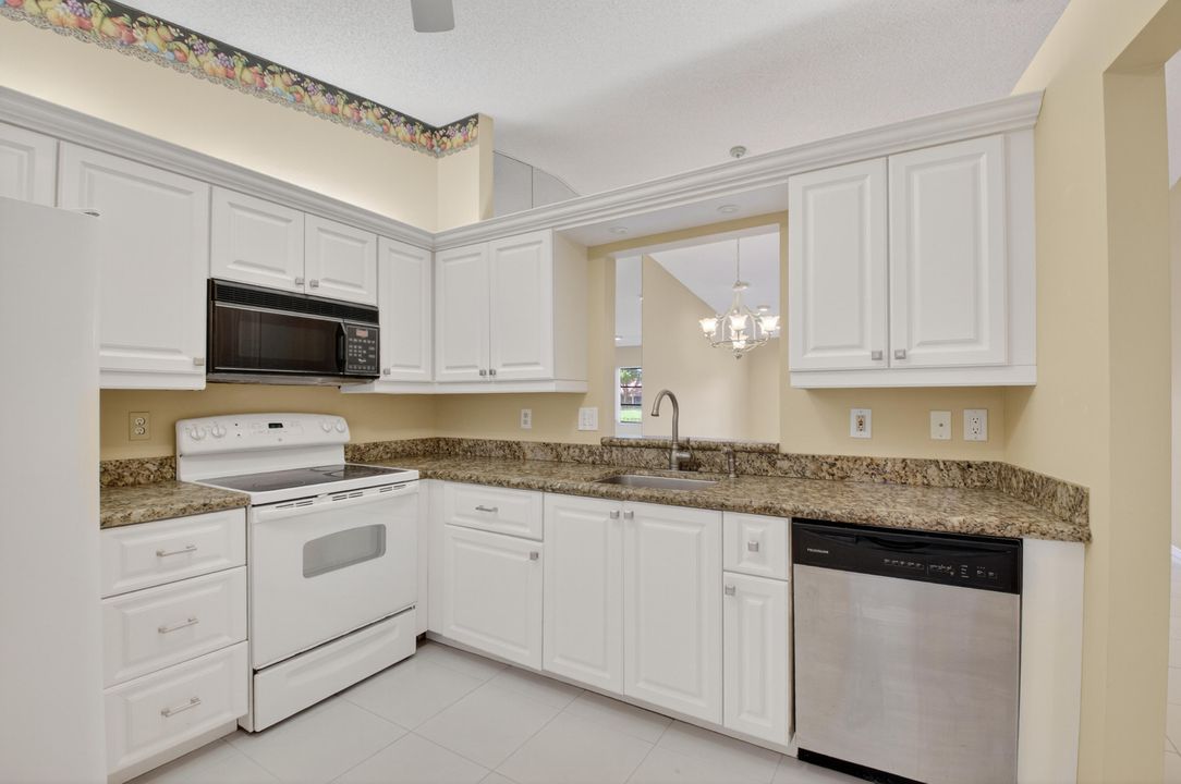 For Sale: $314,900 (2 beds, 2 baths, 1310 Square Feet)