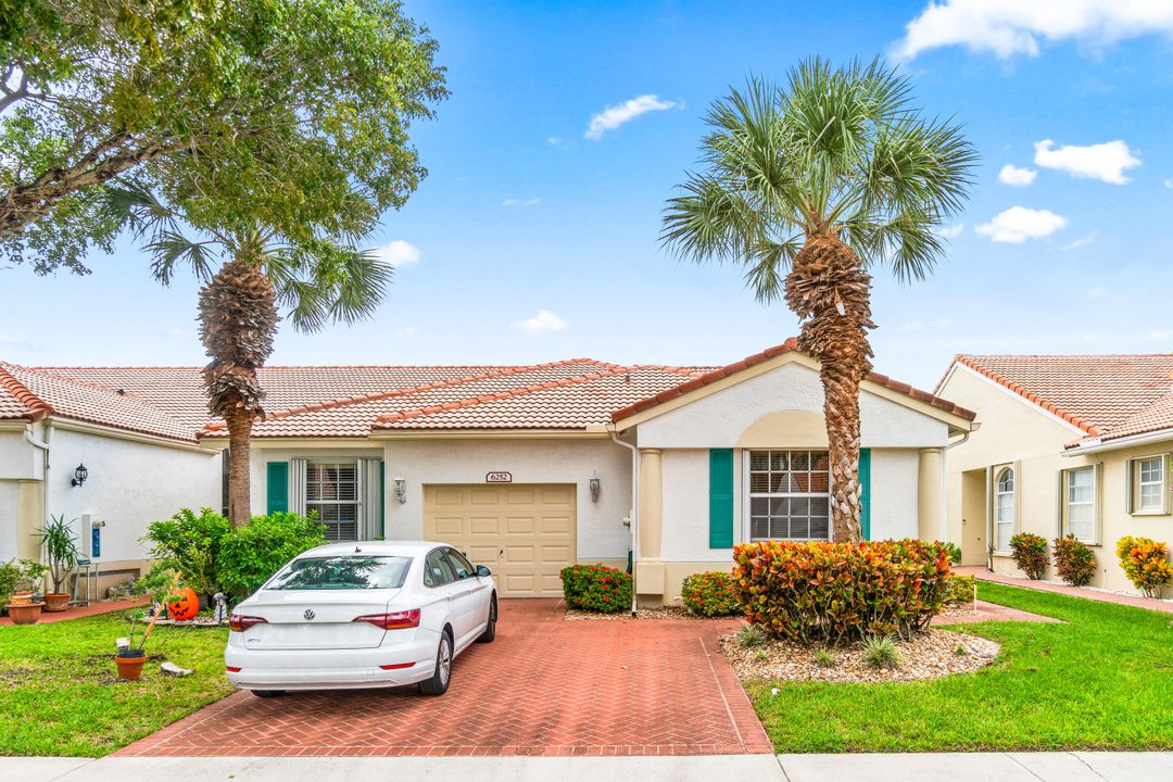 Active With Contract: $357,500 (2 beds, 2 baths, 1649 Square Feet)