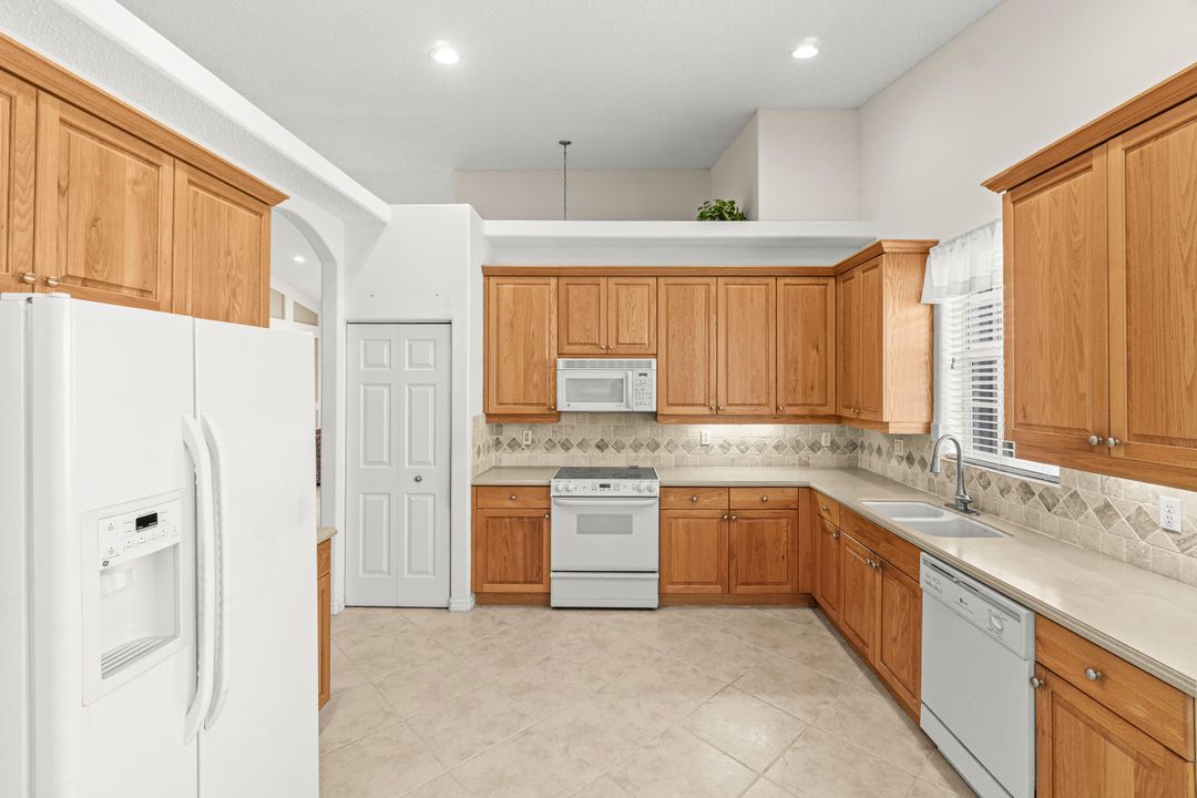 Active With Contract: $357,500 (2 beds, 2 baths, 1649 Square Feet)