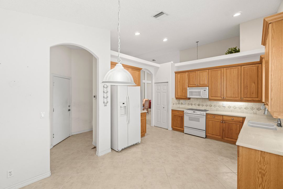 Active With Contract: $357,500 (2 beds, 2 baths, 1649 Square Feet)