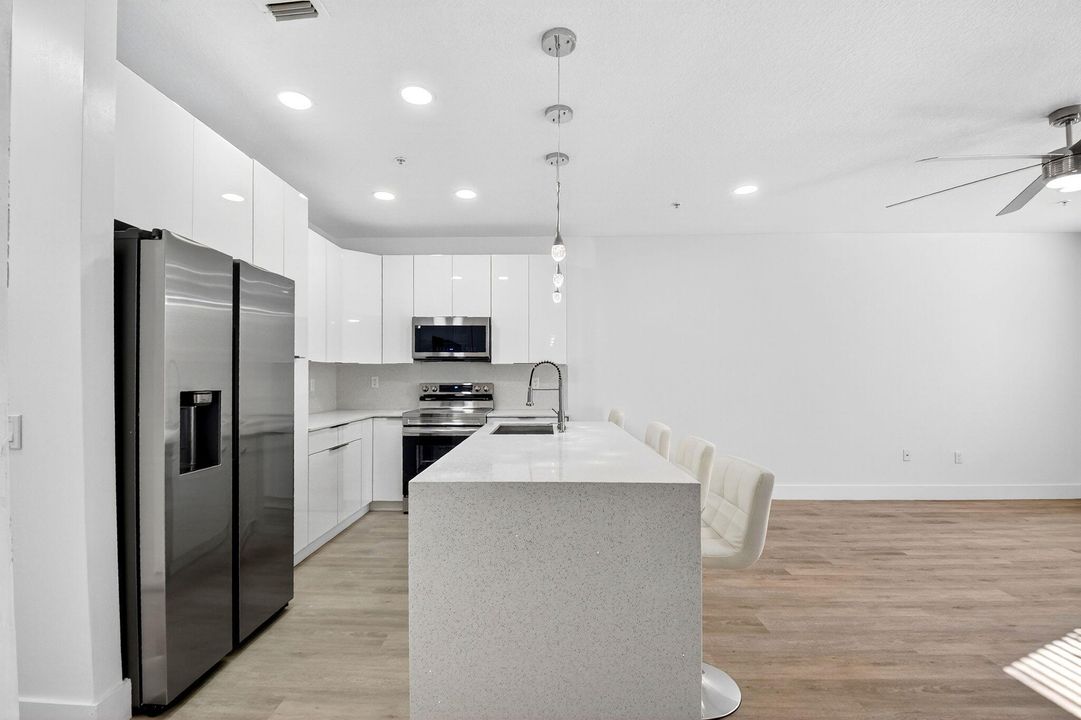 Под контрактом: $485,000 (4 спален, 3 ванн, 1880 Квадратных фут)