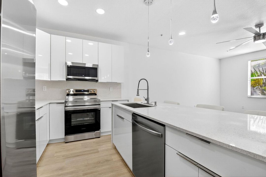 Под контрактом: $485,000 (4 спален, 3 ванн, 1880 Квадратных фут)