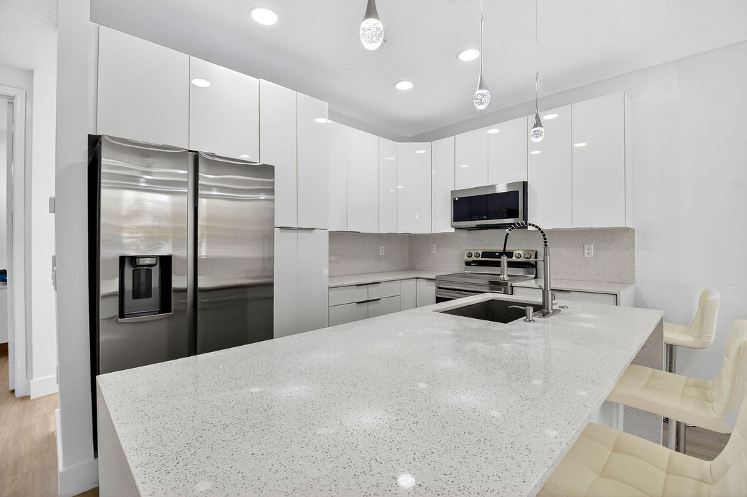 Под контрактом: $485,000 (4 спален, 3 ванн, 1880 Квадратных фут)