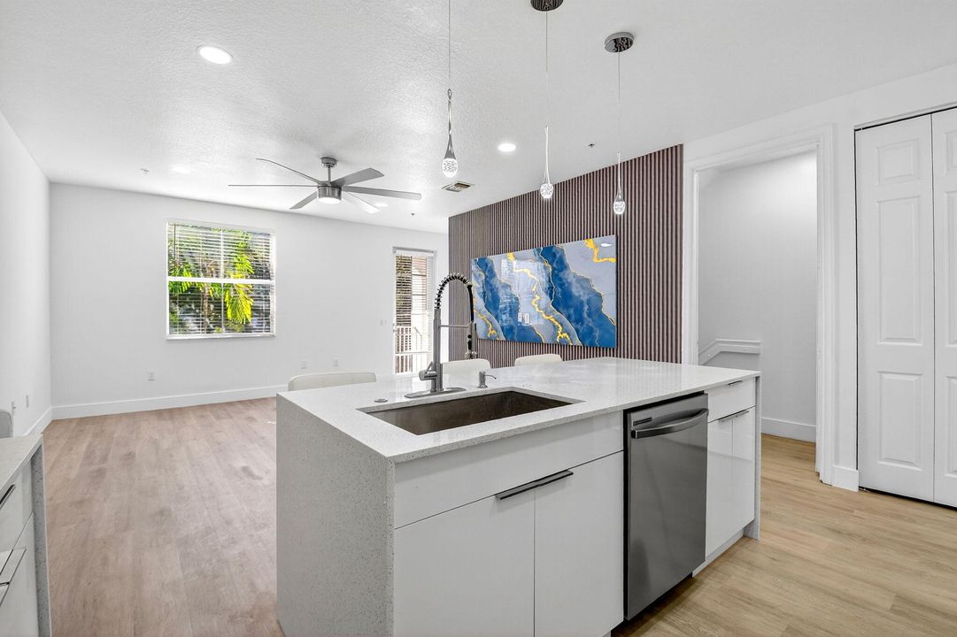 Под контрактом: $485,000 (4 спален, 3 ванн, 1880 Квадратных фут)