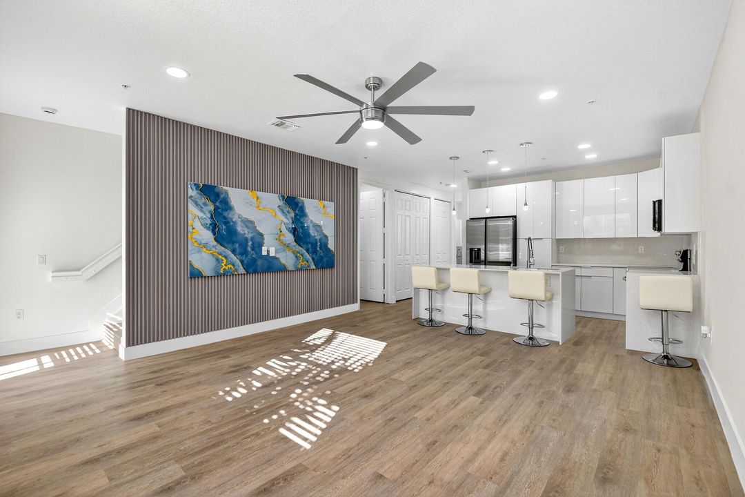 Под контрактом: $485,000 (4 спален, 3 ванн, 1880 Квадратных фут)