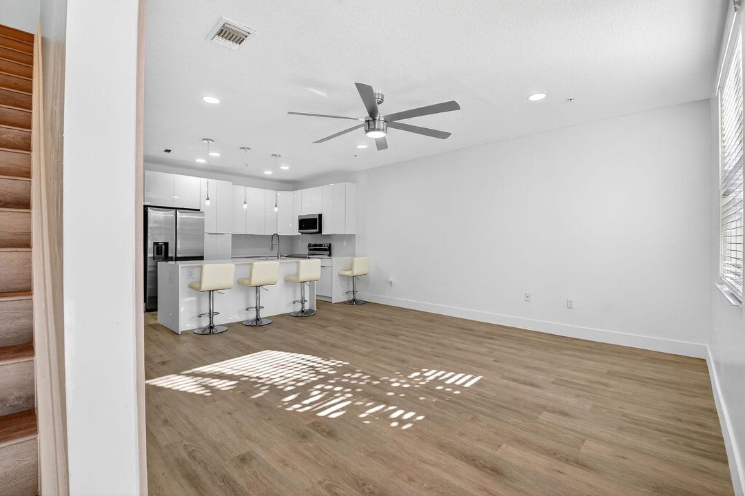 Под контрактом: $485,000 (4 спален, 3 ванн, 1880 Квадратных фут)