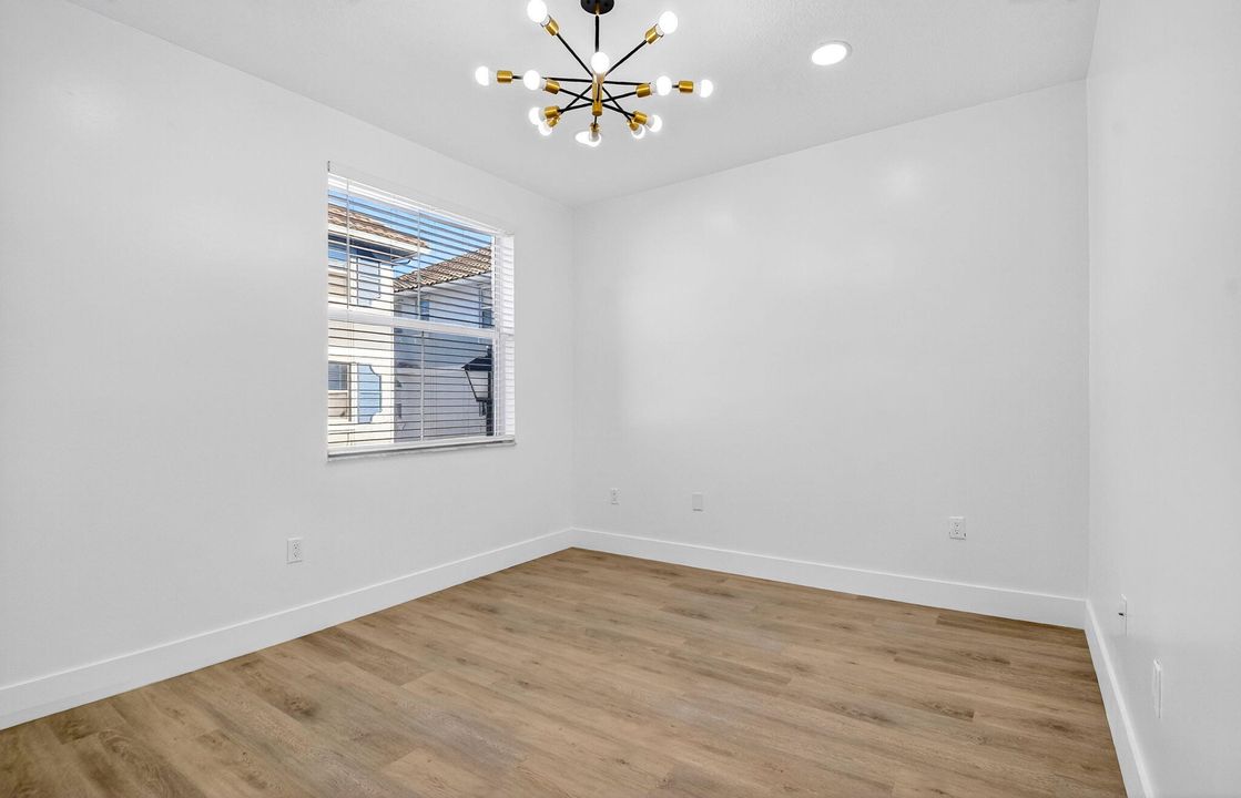 Под контрактом: $485,000 (4 спален, 3 ванн, 1880 Квадратных фут)