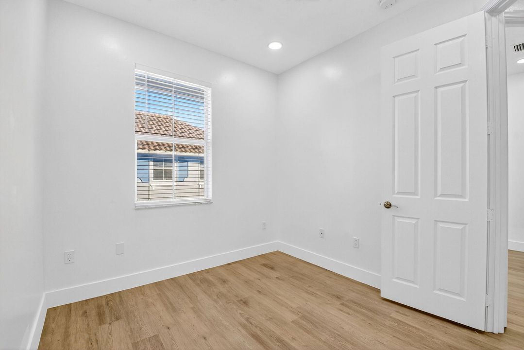 Под контрактом: $485,000 (4 спален, 3 ванн, 1880 Квадратных фут)