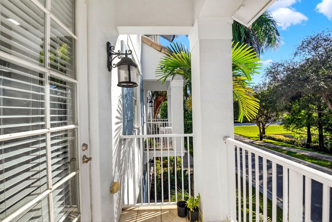 Под контрактом: $485,000 (4 спален, 3 ванн, 1880 Квадратных фут)