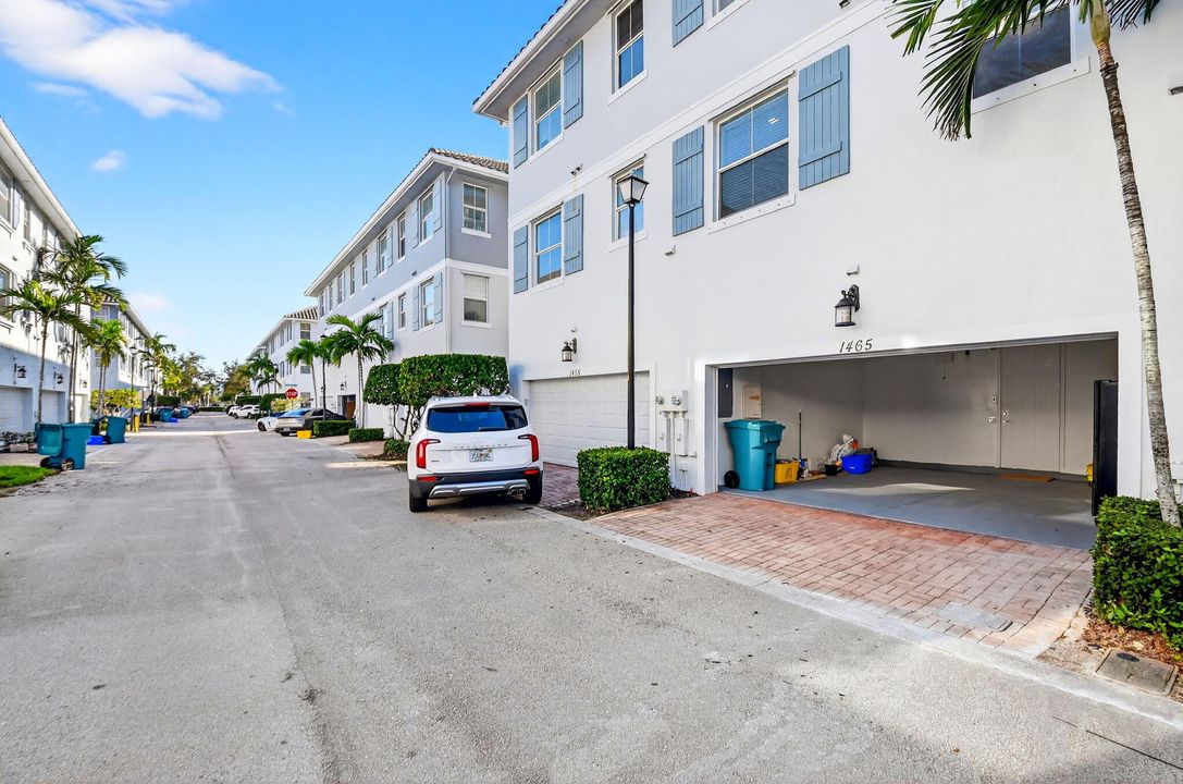 Под контрактом: $485,000 (4 спален, 3 ванн, 1880 Квадратных фут)