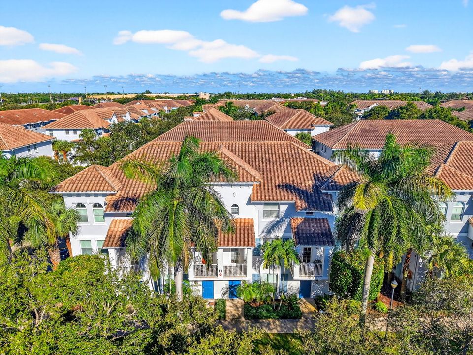 Под контрактом: $485,000 (4 спален, 3 ванн, 1880 Квадратных фут)