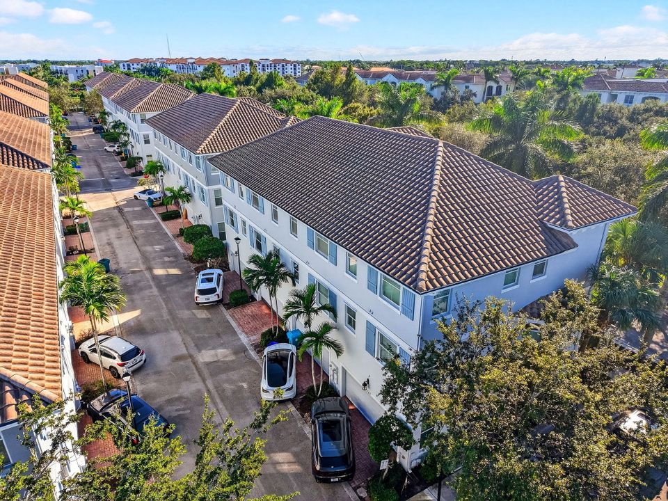 Под контрактом: $485,000 (4 спален, 3 ванн, 1880 Квадратных фут)