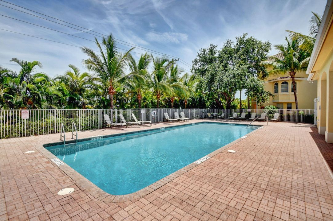 Под контрактом: $485,000 (4 спален, 3 ванн, 1880 Квадратных фут)