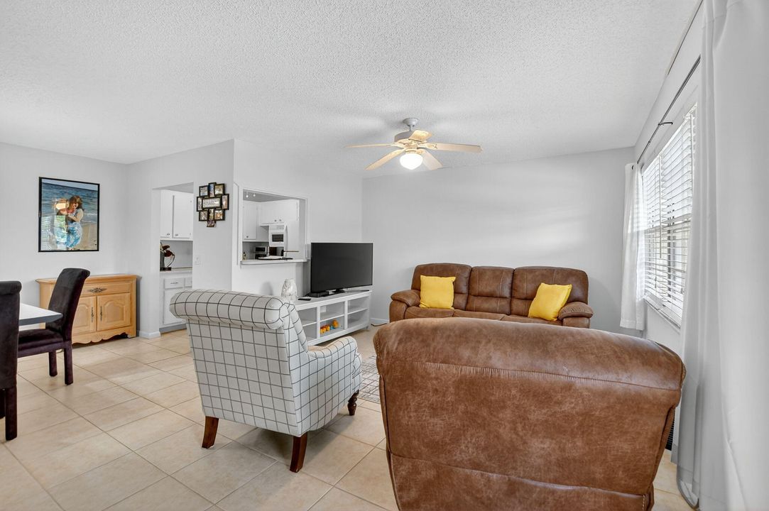 待售: $90,200 (1 贝兹, 1 浴室, 700 平方英尺)