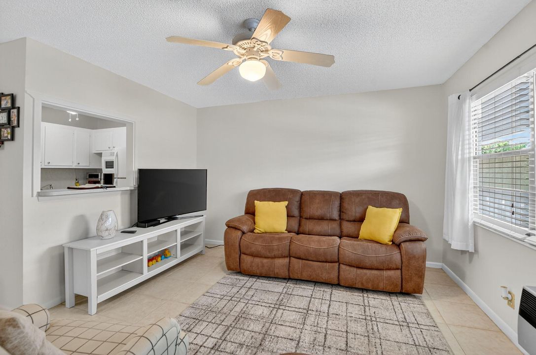 待售: $90,200 (1 贝兹, 1 浴室, 700 平方英尺)