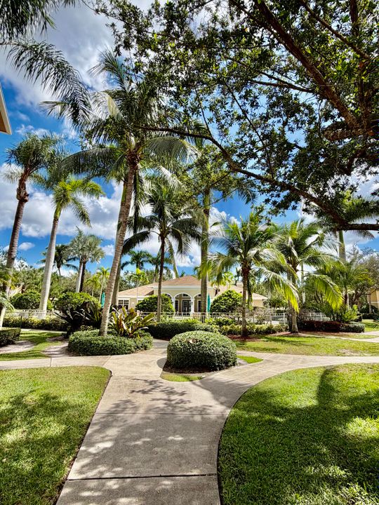 合同活跃: $2,250 (2 贝兹, 2 浴室, 1071 平方英尺)