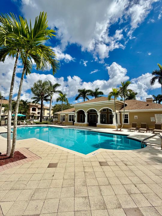 合同活跃: $2,250 (2 贝兹, 2 浴室, 1071 平方英尺)