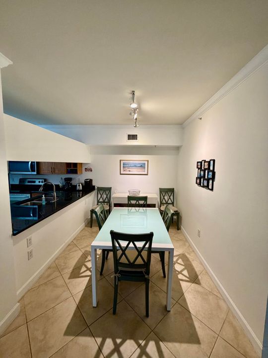 合同活跃: $2,250 (2 贝兹, 2 浴室, 1071 平方英尺)