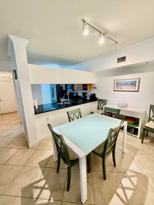 合同活跃: $2,250 (2 贝兹, 2 浴室, 1071 平方英尺)