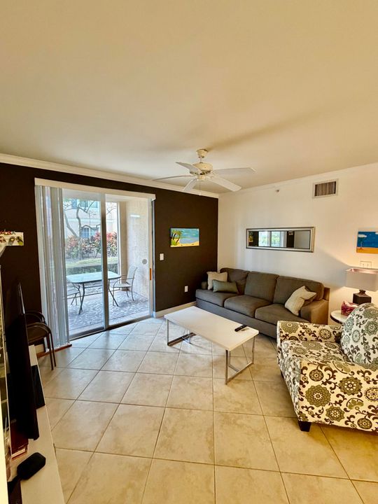 合同活跃: $2,250 (2 贝兹, 2 浴室, 1071 平方英尺)