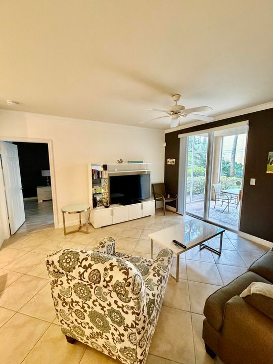 合同活跃: $2,250 (2 贝兹, 2 浴室, 1071 平方英尺)