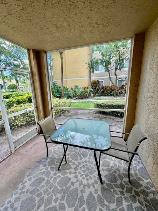 合同活跃: $2,250 (2 贝兹, 2 浴室, 1071 平方英尺)