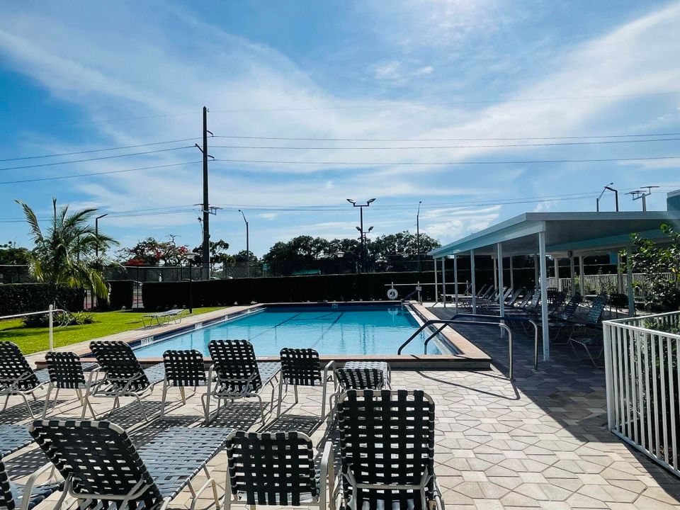 待售: $90,200 (1 贝兹, 1 浴室, 700 平方英尺)