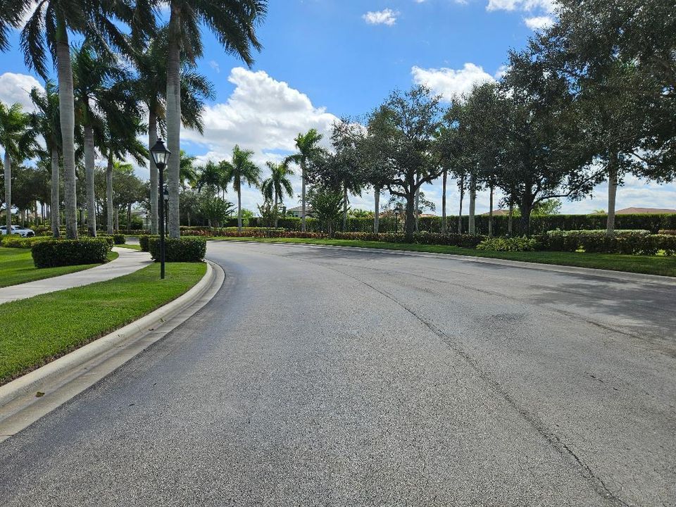 Active With Contract: $2,700 (2 beds, 2 baths, 1689 Square Feet)